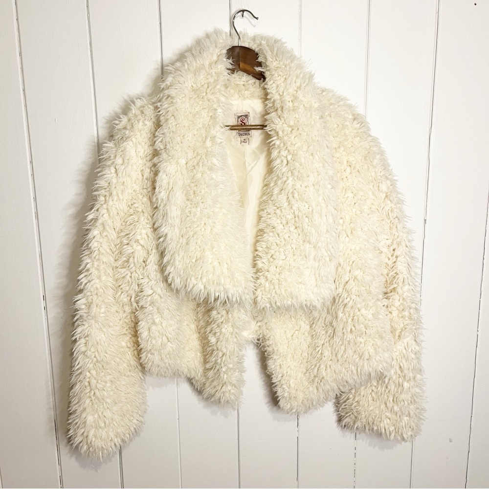 Decree Fuzzy Cream Cropped Jacket. Size XL.